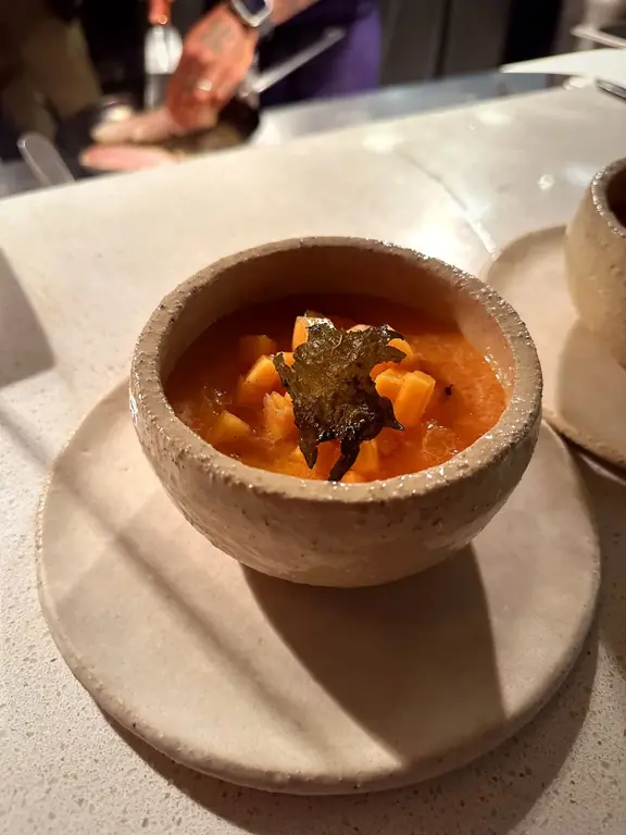 Gaspacho de melon et fane, toast condiment betterave chez Barbo Paris 14