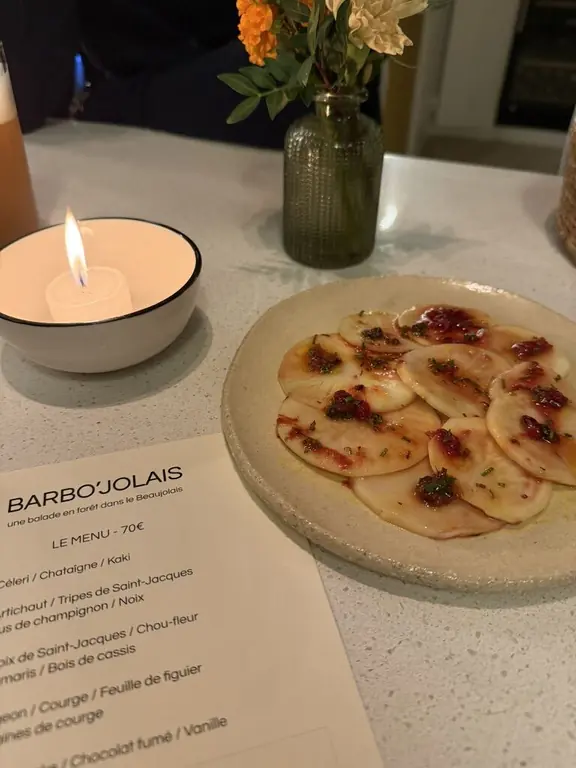 Assiette et menu du restaurant Barbo, ambiance bougie