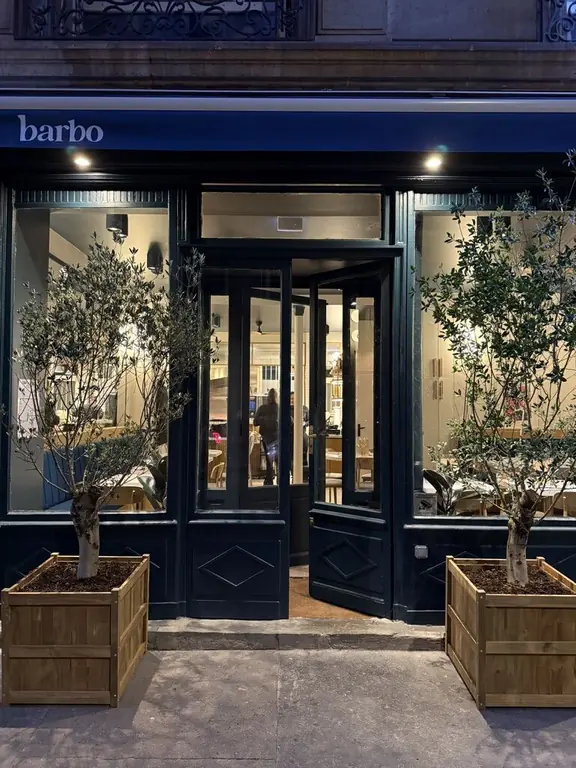 Façade du restaurant Barbo de nuit, Paris 14
