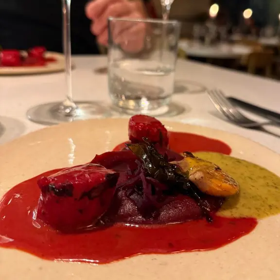 Plat de betterave et sauce, ambiance dîner chez Barbo