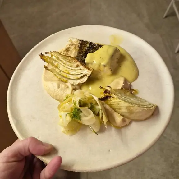 Poisson et fenouil rôti servi en salle chez Barbo