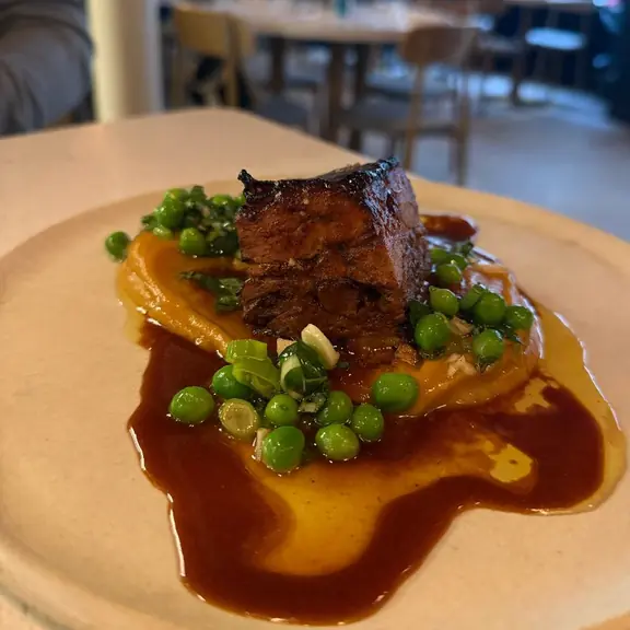 Plat de viande braisée aux petits pois, restaurant Barbo Paris