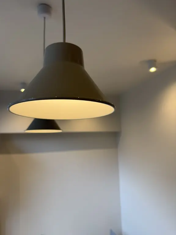 Suspension design dans la salle du restaurant Barbo