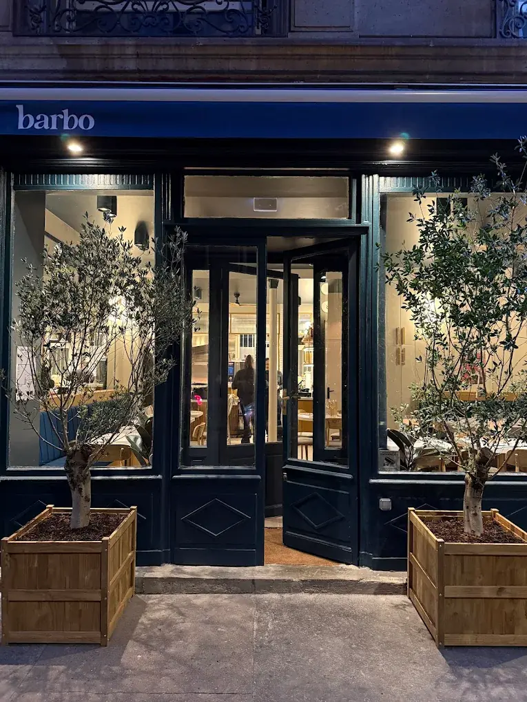 Intérieur chaleureux du restaurant Barbo, bistrot de saison à Paris 14